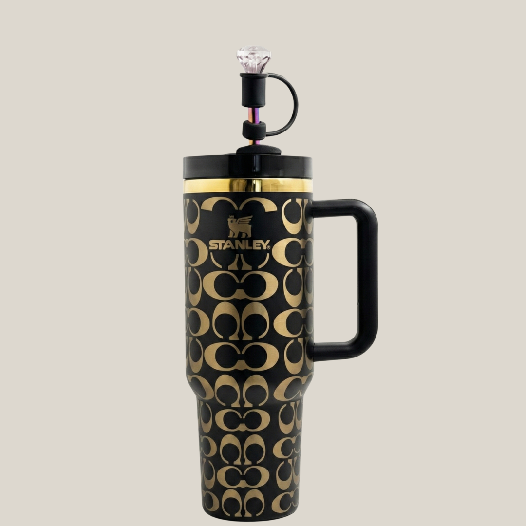 Holografischer Monogramm Quencher Tumbler (1,2 l) – Schwarz & Gold