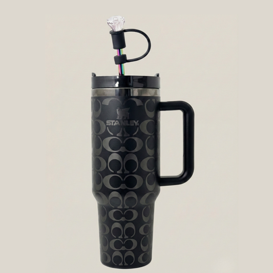Holografischer Monogramm Quencher Tumbler (1,2 l) – Schwarz & Silber