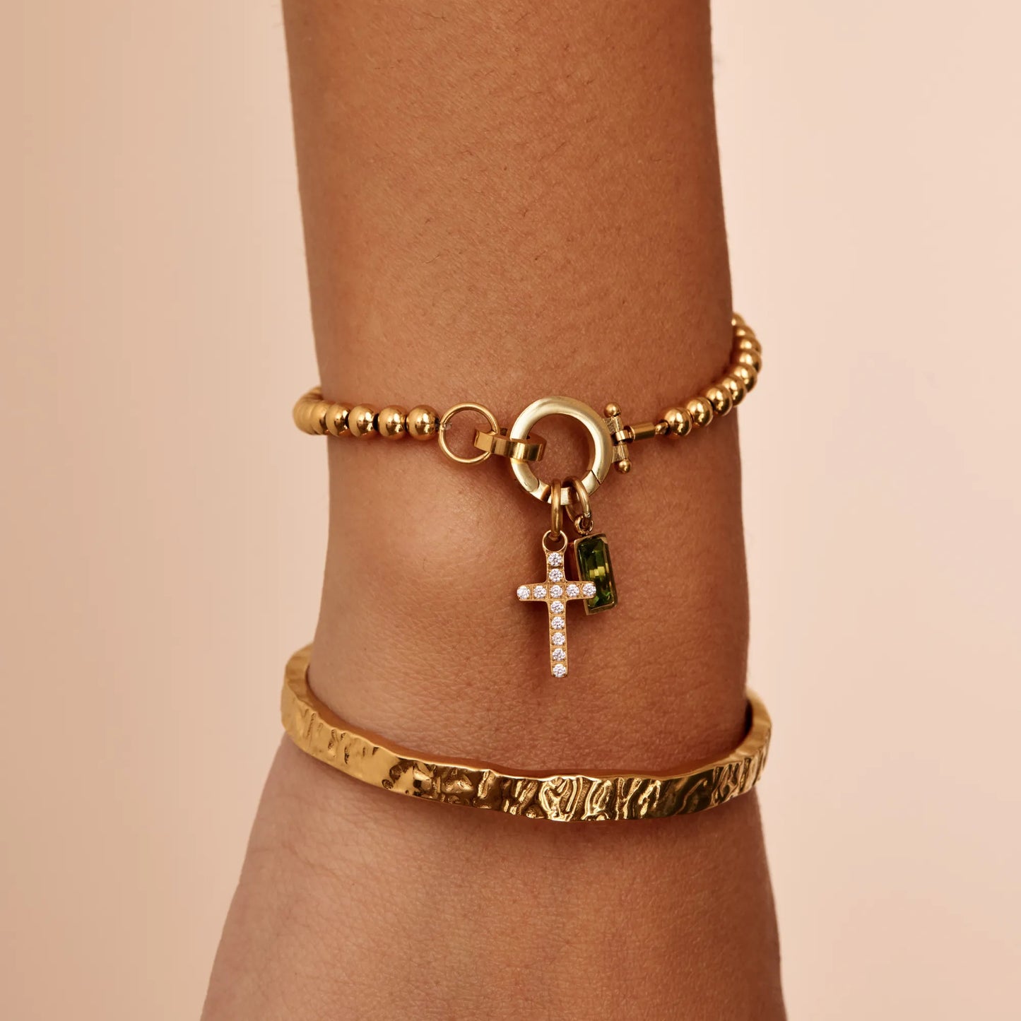 Perlenarmband mit Kreuz-Charm und Geburtsstein