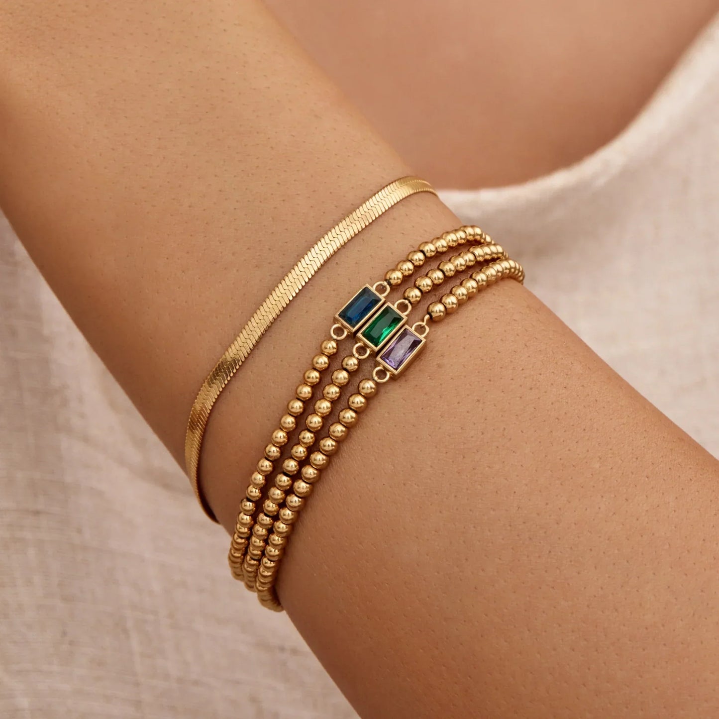 Goldenes Perlenarmband mit Geburtsstein